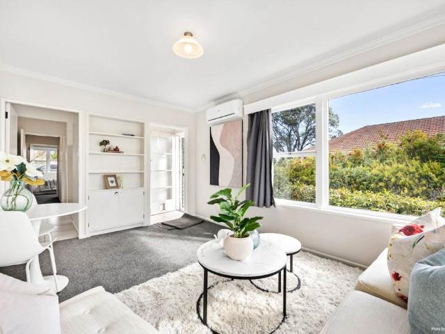 Cozy sunny one bedroom PLUS downstairs sleepout unit in Saint Heliers