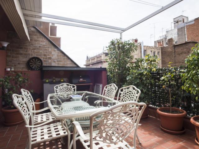 Cozy single bedroom in a flat with an amazing terrace near magical Sagrada Família