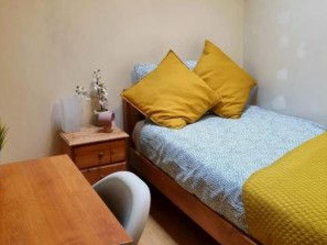 Cozy single bedroom in 6 bedroom apartment in Dublin