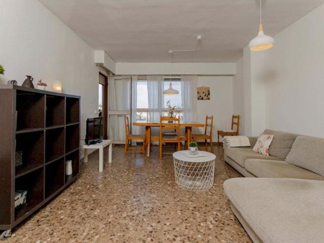 Cozy single room on Serpis Street