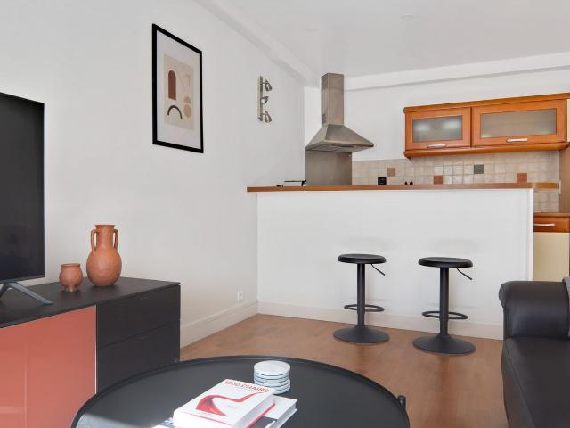 Cozy Two Bedroom Apartment with Stunning City Views, Paris Amsterdam Apartments for Rent