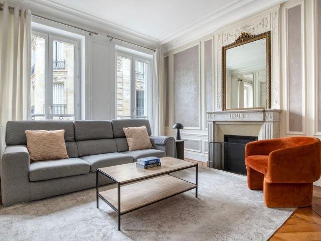 Cozy Ternes 1 Bedroom: Modern Living in Paris