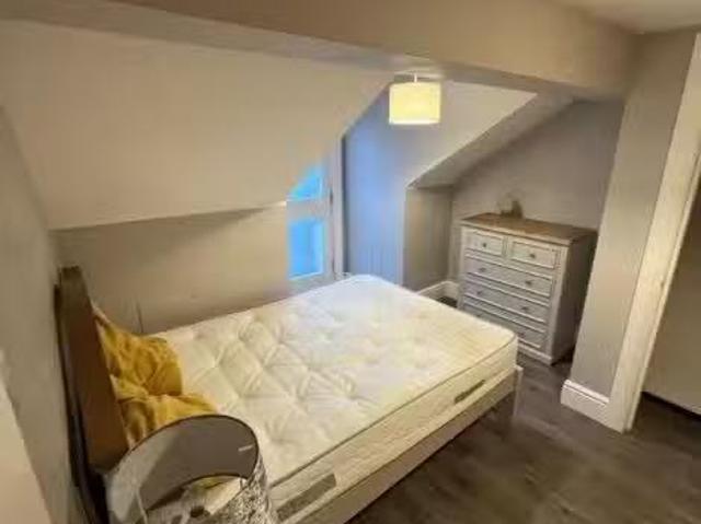 Nice Top Floor Apartment, 36 Clarendon Street