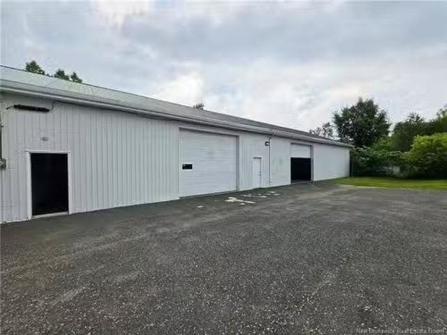 Rental! 1095 Bridge St, Bathurst, NB, E2A 1W9 commercial for.