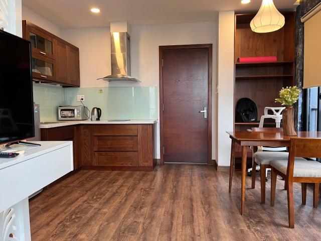 COZY 1 BEDROOM WOOD TONE APARTMENT NEAR THE SEA