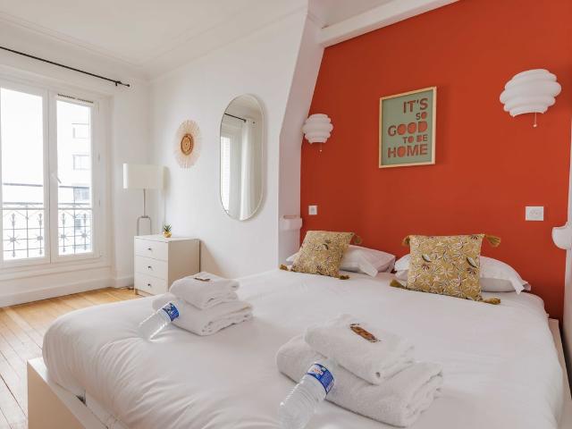 Cozy 1 Bedroom Haven: 42m² Apartment on the 4th Floor, Paris Amsterdam Apartments for Rent