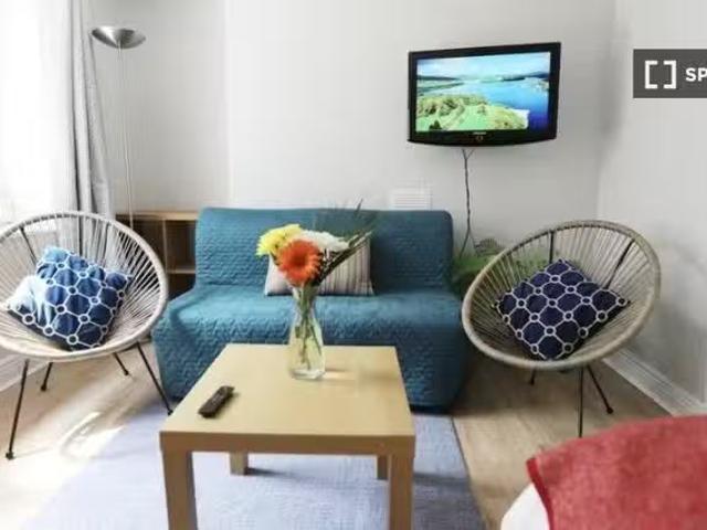 Cheap 1 BR 2 bedroom apartment for rent in Inns Quay, Dublin