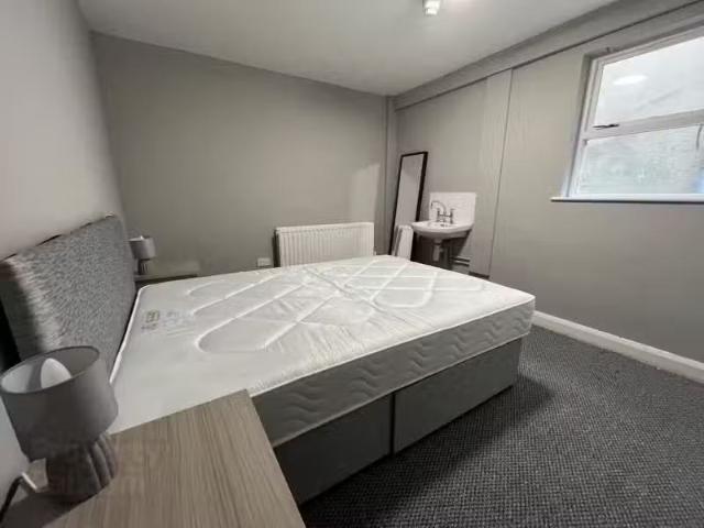 For Rent! 28a University Street
