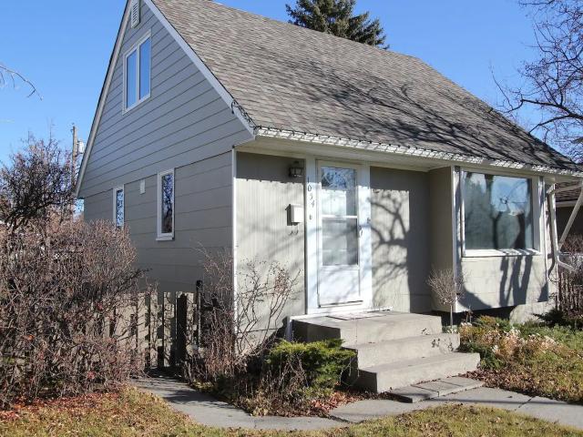 Cozy 2 bdrm house with detached garage inner city Renfrew entire property