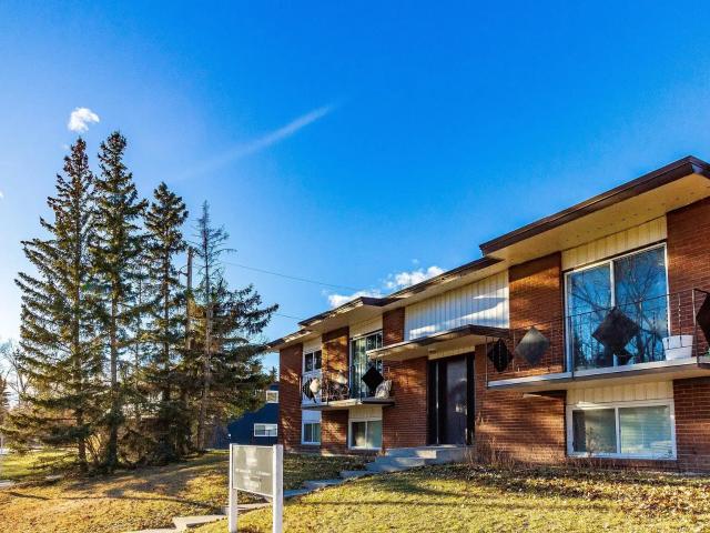 COZY 2 BED/1 BATH UPPER UNIT ACROSS FROM GOLF COURSE AT A GREAT PRICE!