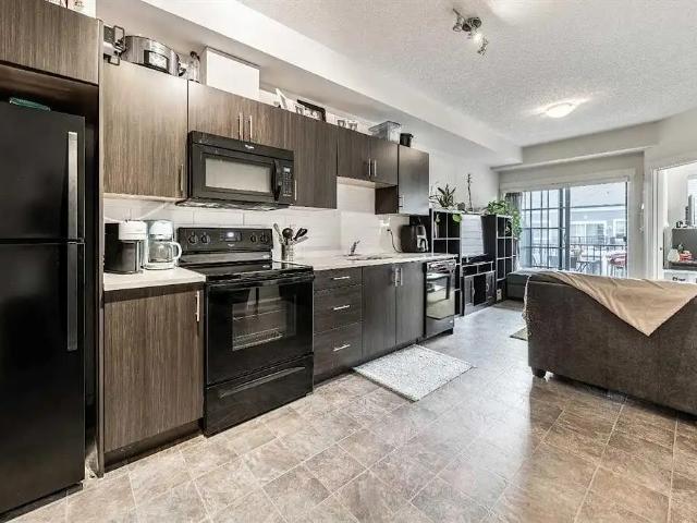 Cozy 2 Bedroom 2 Bathroom Apartment with Titled Parking!