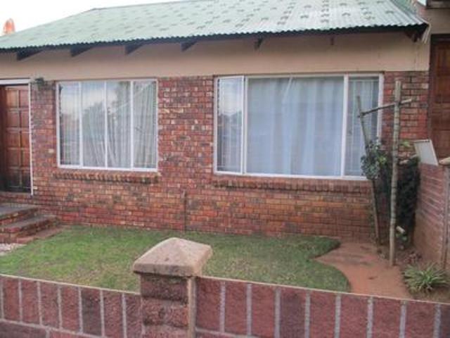 cozy 2 bedroom townhouse in uitsig.