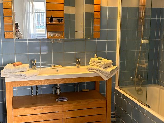 Cozy 2BR apt in Paris 16th near shops restaurants & transport, newly renovated. Sleeps up to 4 Paris Amsterdam Apartments for Rent