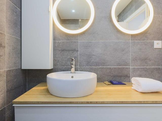 Cozy 2BR Apt with Balcony – 4 Guests – 15th Paris, Paris Amsterdam Apartments for Rent