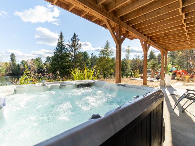 Cozy 2BR Retreat Private Spa & Fire Pit Has an Apartment