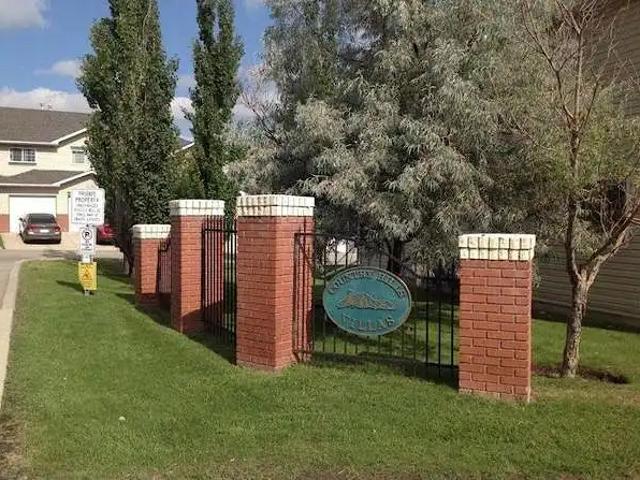 Cozy 3 bedroom townhouse in great location ready for you