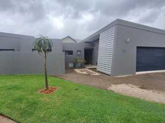 cozy 3 bedroom single level home to.