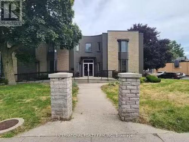Nice 4 BA 1309 King Street E, Hamilton, ON, L8M 1H2 commerci.
