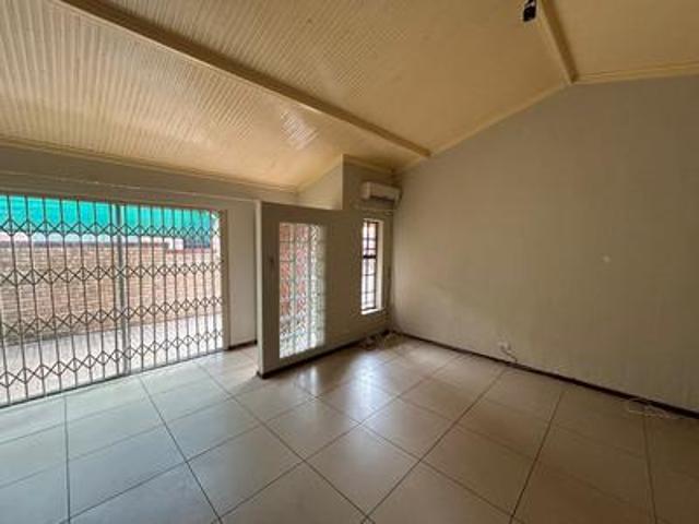 cozy 4 bedroom townhouse on the mark.