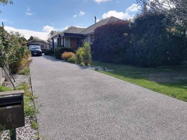 Cozy 4 Bedroom Home in Russley