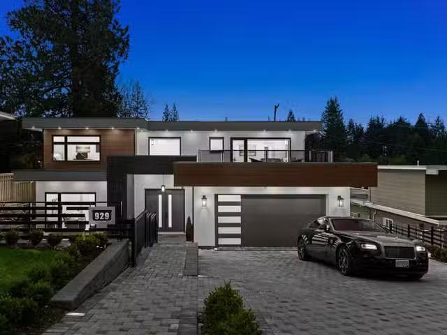Cozy 4 BR House for rent in North Vancouver, North Vancouver.