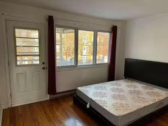 Unique 6619 Rue Mazarin, Montréal Le Sud Ouest, QC, H4E 2X6.