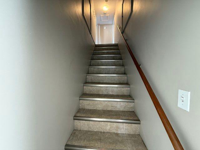 Cozy 600 sq ft Upper Floor Mezzanine Suite Near NAIT