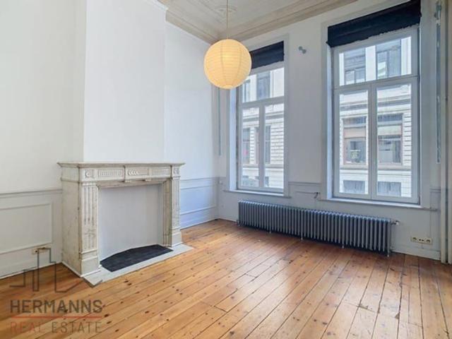 Close to the Châtelain district: an ideal location ✨