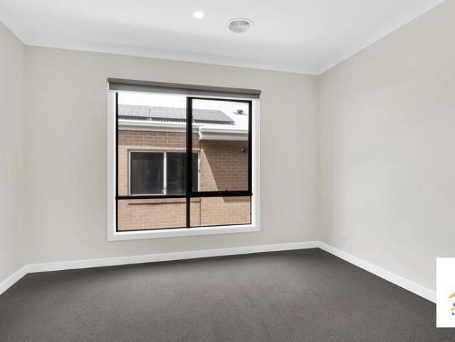 Close to Train Station Modern 4 Bedroom Family Home