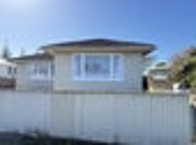 CLOSE TO BEACH & WALKWAY