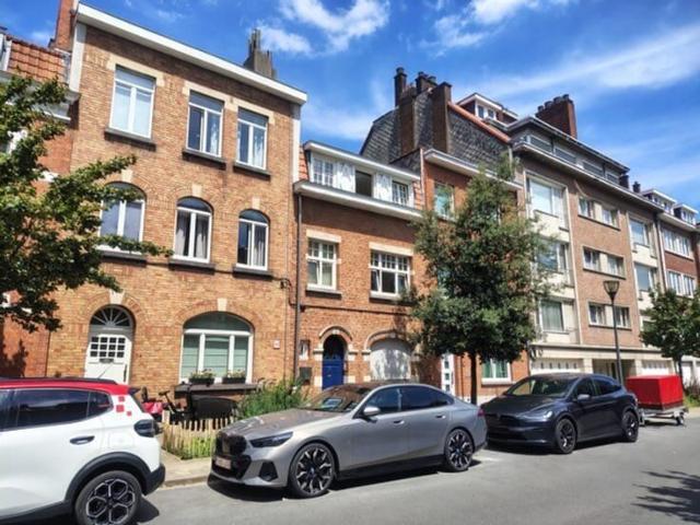 close to Gribaumont and Montgomery metro stations