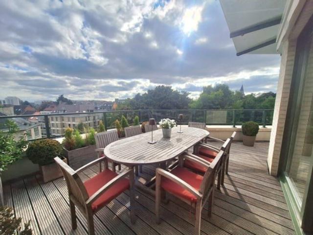 close to shopping and all amenities Roodebeek metro !