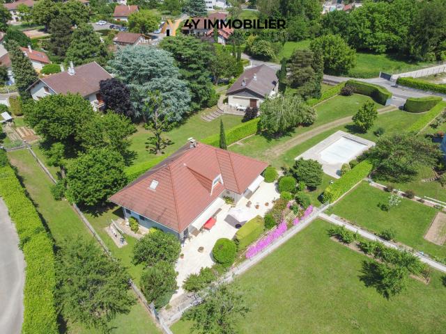 CLAIX Villa de 192m2 avec piscine