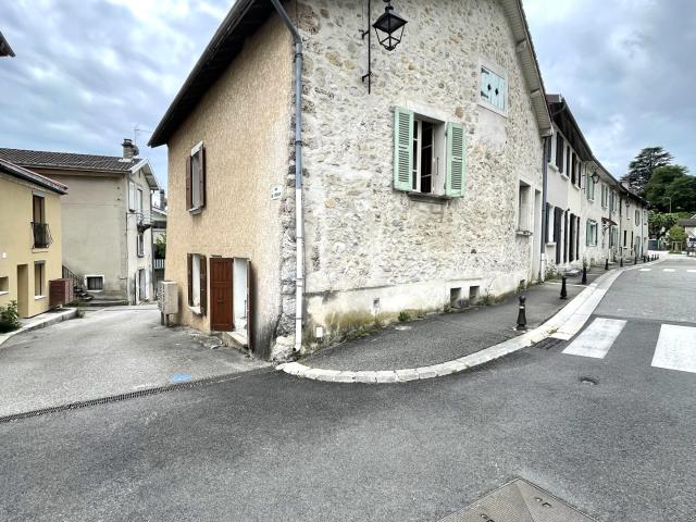 CLAIX VILLAGE 103 m2 MAISON EN PIERRE AVEC STUDIO INDÉPENDANT ET GARAGE
