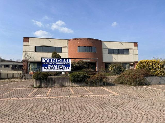 Classe Energetica: In fase di valutazione 1200m² Paruzzaro