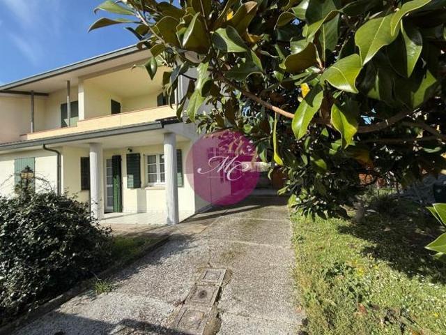 Classe Ra Villetta Bifamiliare con giardino angolare e tre letto