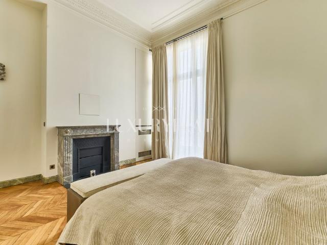 Classic Parisian Apartment in Golden Triangle