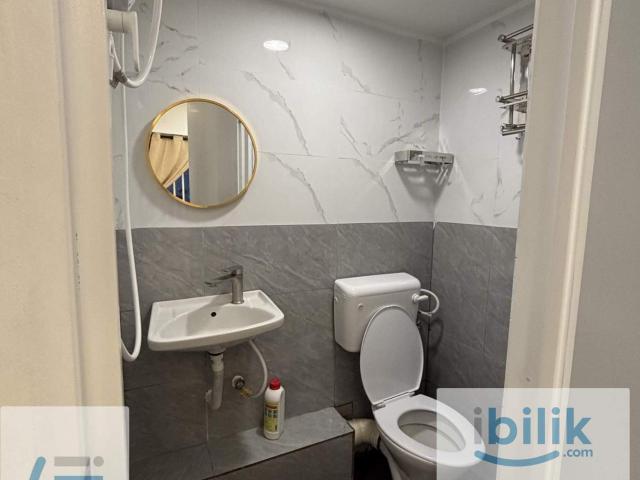 Classic Style Premium Master room with Aircon at Damansara Damai | 2 Min to MRT | In front of Econsave |