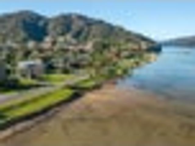 Classic Waterfront Bach in the Heart of Anakiwa