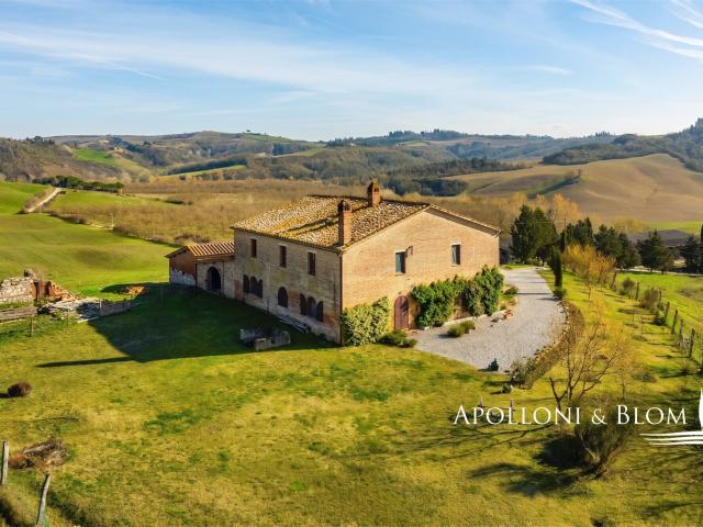 Classica casa di campagna in terracotta con annessi Ascian. 507m² Asciano