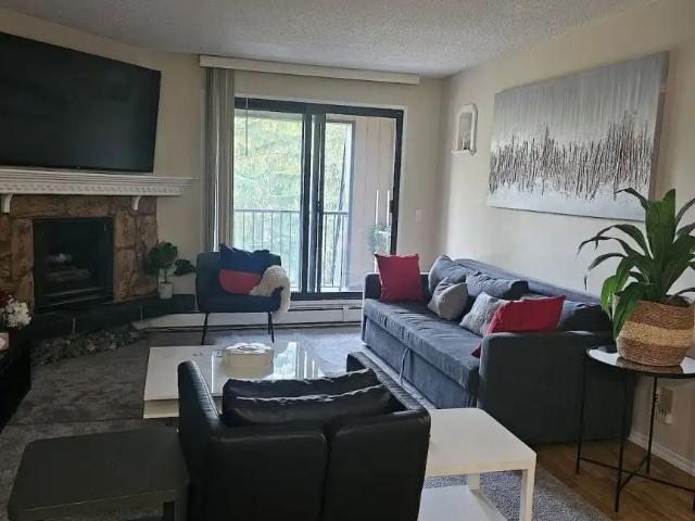 Clean and Cozy bedroom for rent in a 2 bedroom shared bathroom Condo.