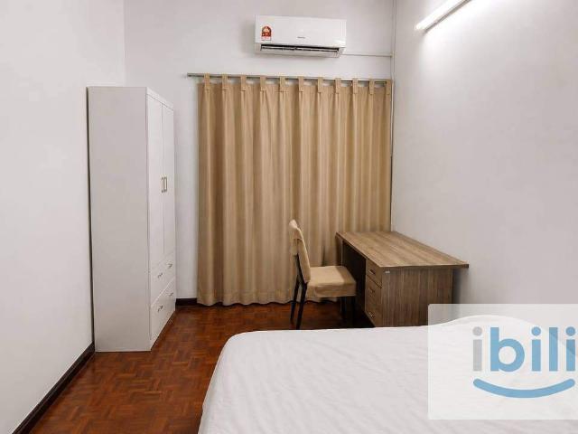 Clean and tidy medium room in taman sea