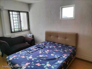 Clean room with a Co Share Mate Chinese Lady – Lakeside