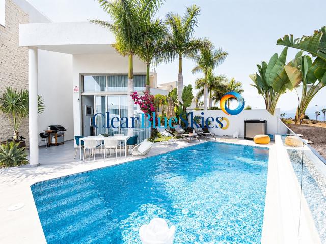 Clear Blue Skies se complace en ofrecer esta magnífica villa. 197m² Adeje