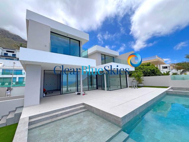 Clear Blue Skies se complace en presentar esta obra maestra. 310m² Adeje