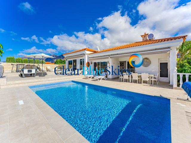 Clear Blue Skies se complace en presentar esta atractiva vil. 300m² Acantilado de los Gigantes