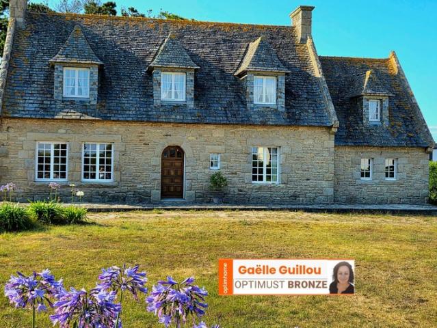 CLÉDER – Propriété familiale en bord de mer avec vaste terrain de 4200 m²