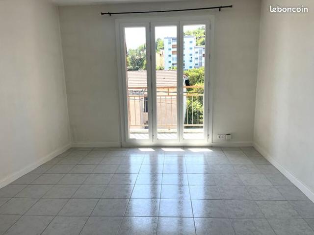 Clermont F1 32m² avec parking vue Montjuzet