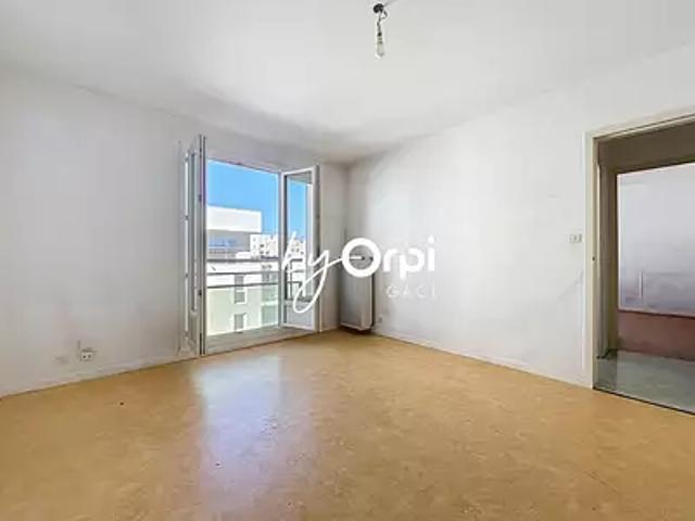 Clermont Ferrand 63000 Achat / Vente appartement 2 pièces t2 au dernier étage cave
