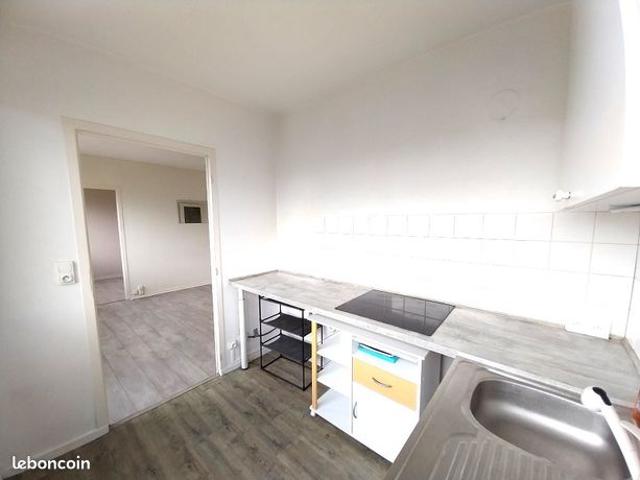 CLERMONT, proximité hypercentre, appt. 2 pièces pour 40,37 m² habitables, cuis. Aménagée, séjour, une chbre séparée, cave et box privatifs, vue